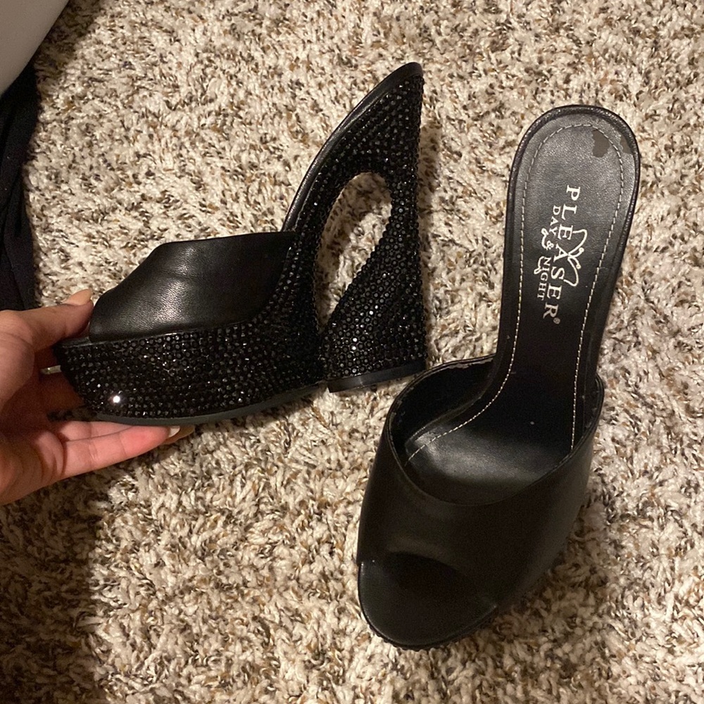 RARE pleasers! Size 7